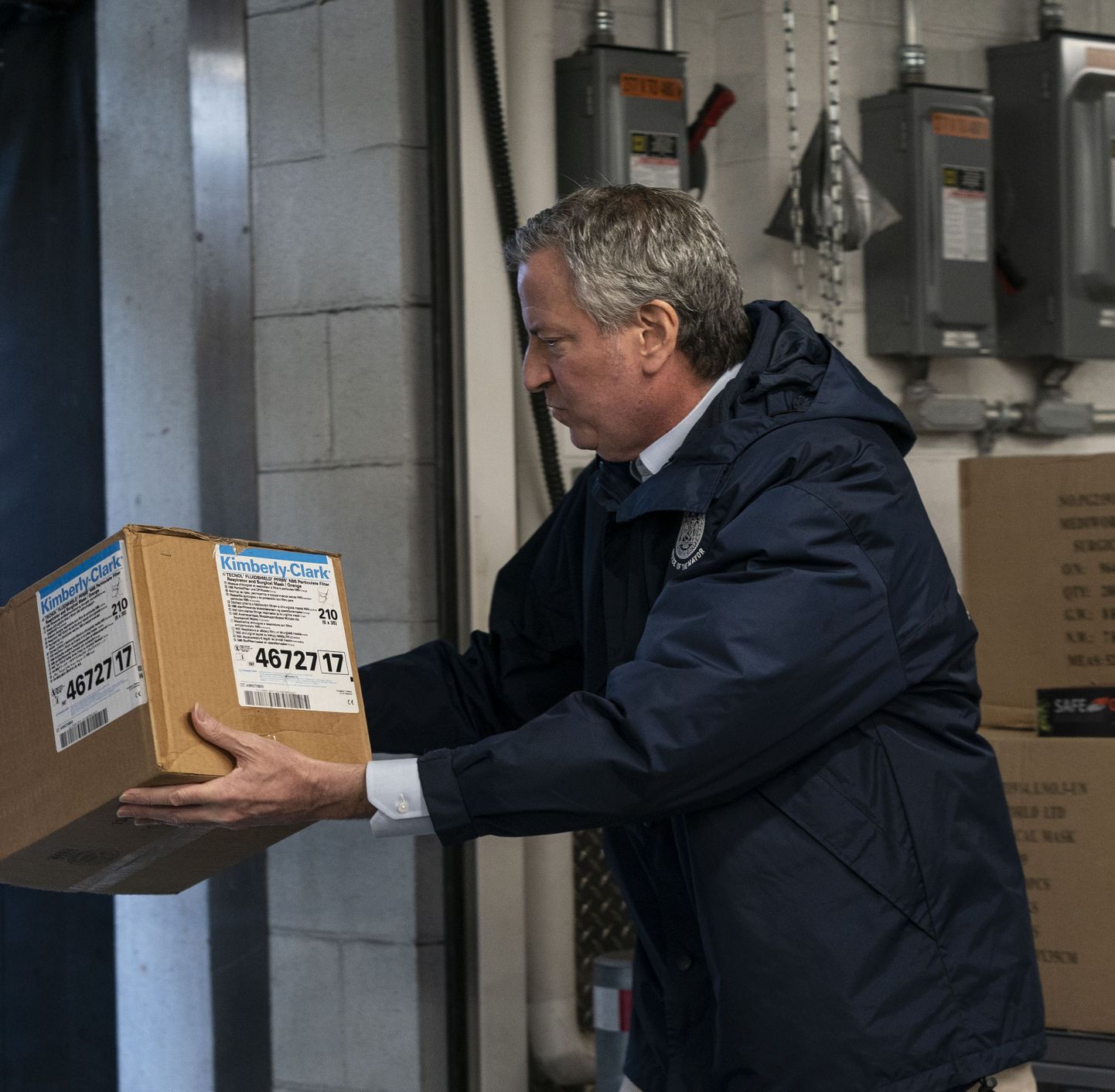 New Yorgi linnapea Bill de Blasio aitab ÜRO garaažis maha laadida sinna saabunud kaste kirurgiliste maskidega, mille annetasid linnale ÜRO peasekretär Antonio Guterres ja USA suursaadik Kelly Craft.