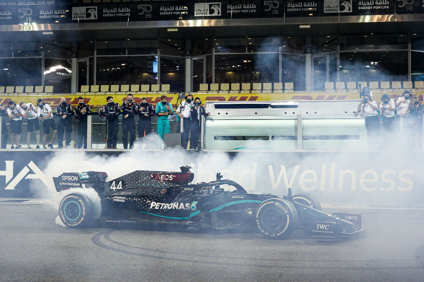Mercedese meeskond aplodeerimas pärast Abu Dhabi GP-d Lewis Hamiltonile, kes tegi stardisirgel ausõõrikuid.