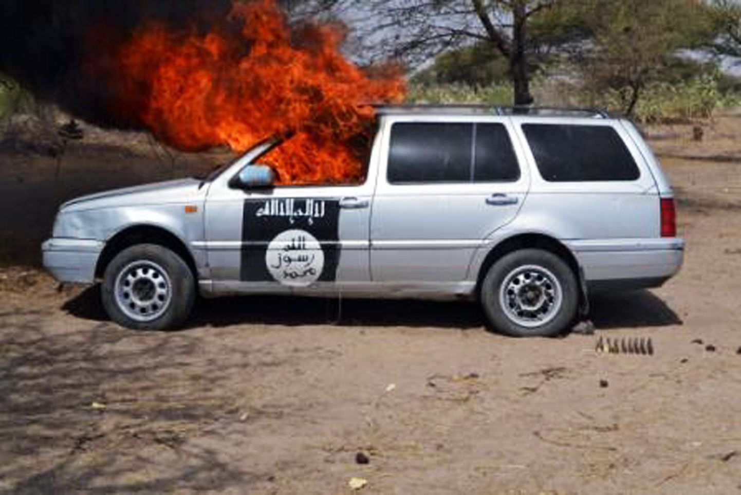 Nigeerias põlema süüdatud auto, millel on Boko Harami lipp.