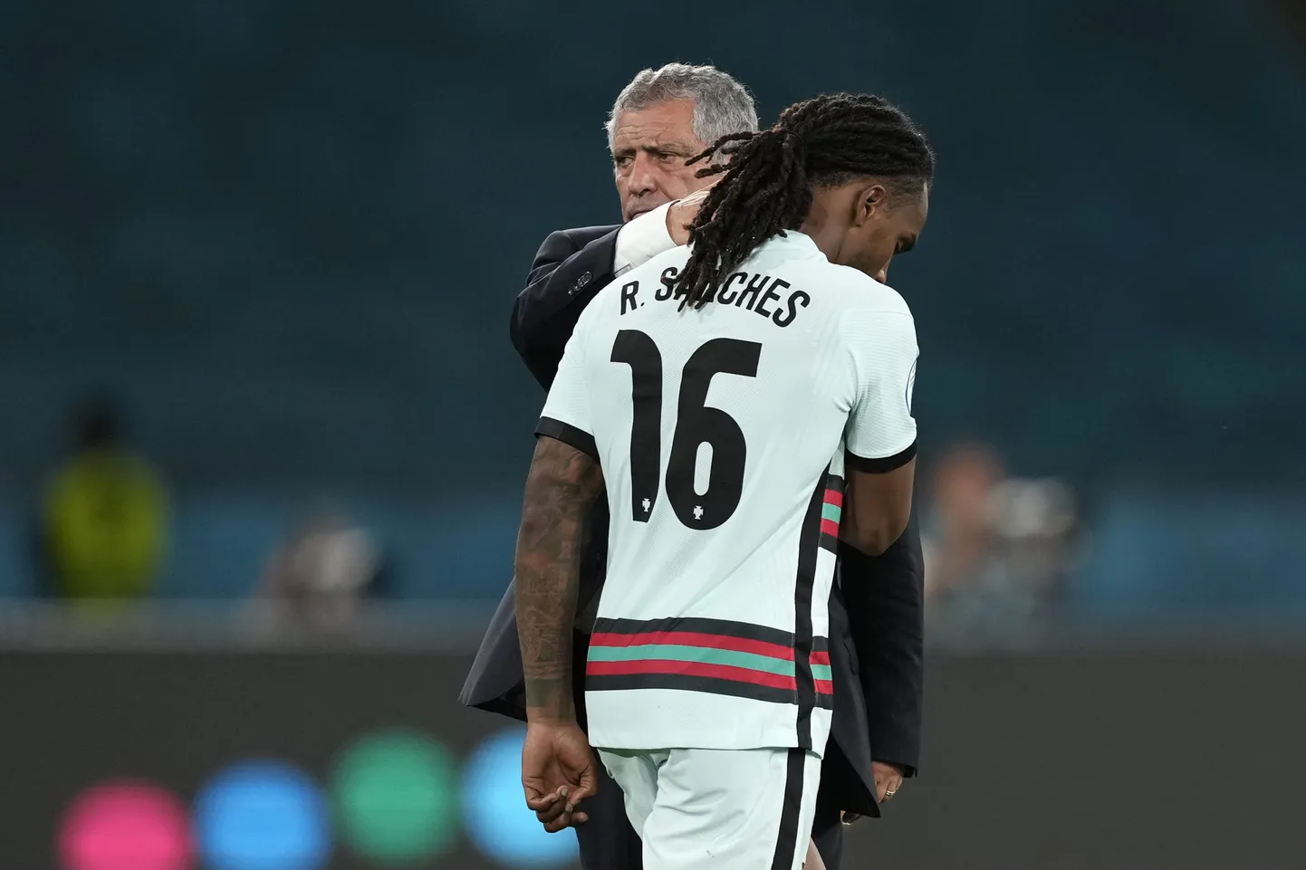 Portugali peatreener Fernando Santos (mustas) lohutamas Renato Sanchesit.