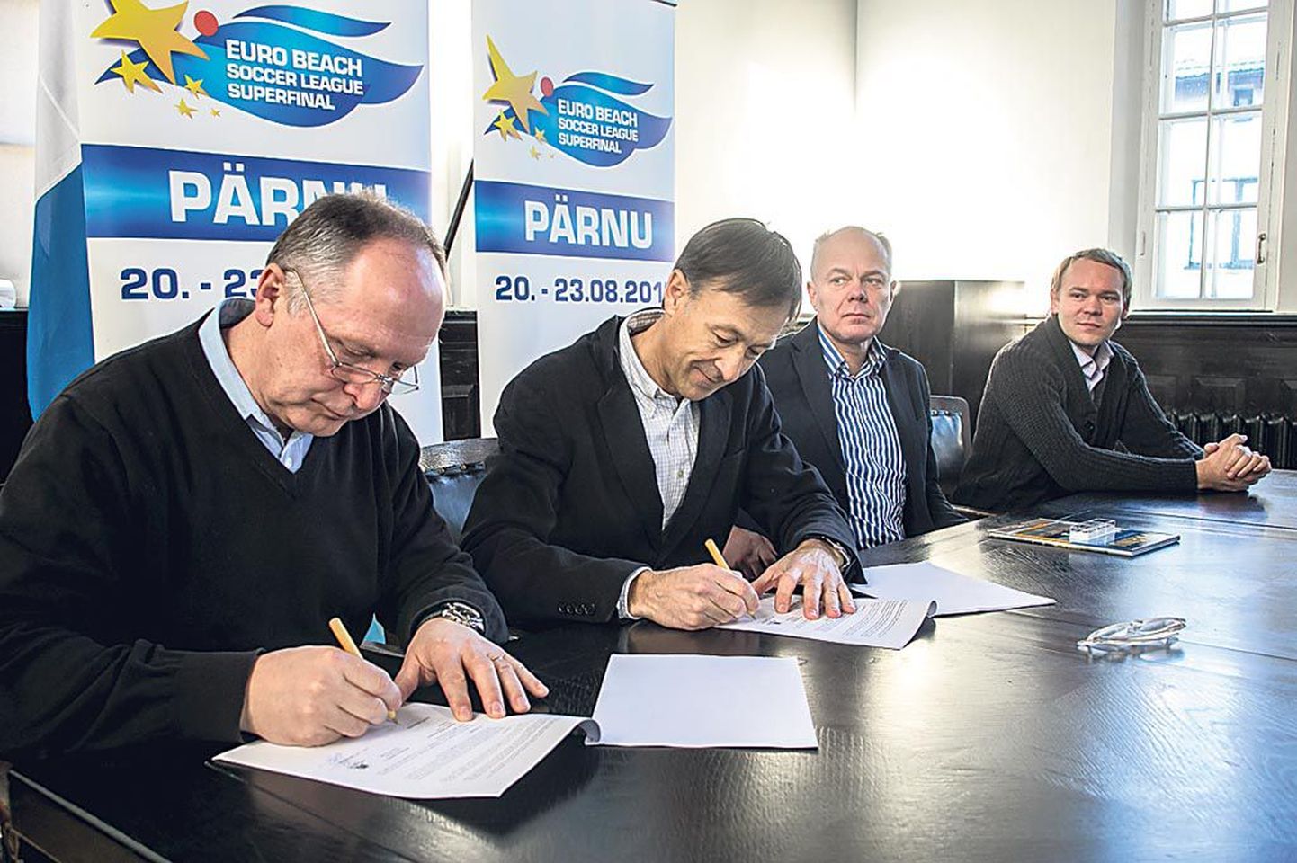 Eesti jalgpalliliidu peadirektor Tõnu Sirel (vasakult), FIFA rannajalgpalli asepresident Gabino Renales ja Pärnu linnapea Toomas Kivimägi allkirjastasid teisipäeval koostöölepingu.
