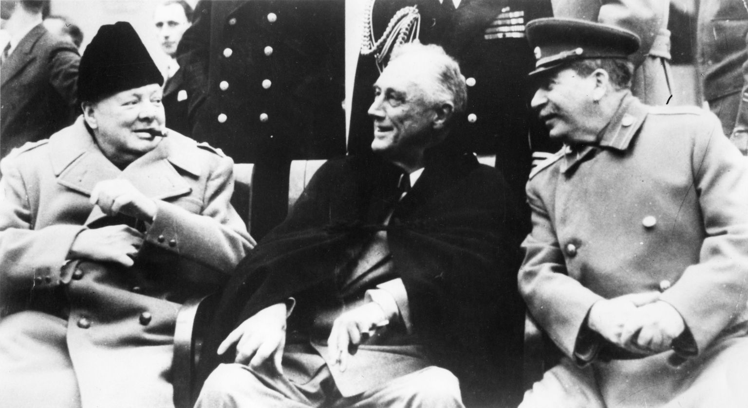 Churchill, Roosevelt ja Stalin Jalta konverentsil 1945, tähistamas Teise maailmasõja lõppu. Churchill puges ilmselt õhtul väga puhaste linade vahele, Stalin aga tähistas ehk mõne alasti mehe foto kommenteerimisega.