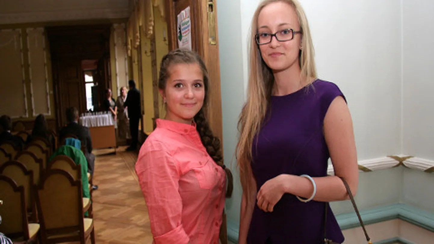 Narva-Jõesuu keskkooli kuldsed lõpetajad Anastassia Glavatskaja ja Katrina Korban rõõmustasid, et omavalitsusliidu ja maavalitsuse vastuvõtt toimus Mäetaguse mõisas, kuhu nad polnud varem sattunud.