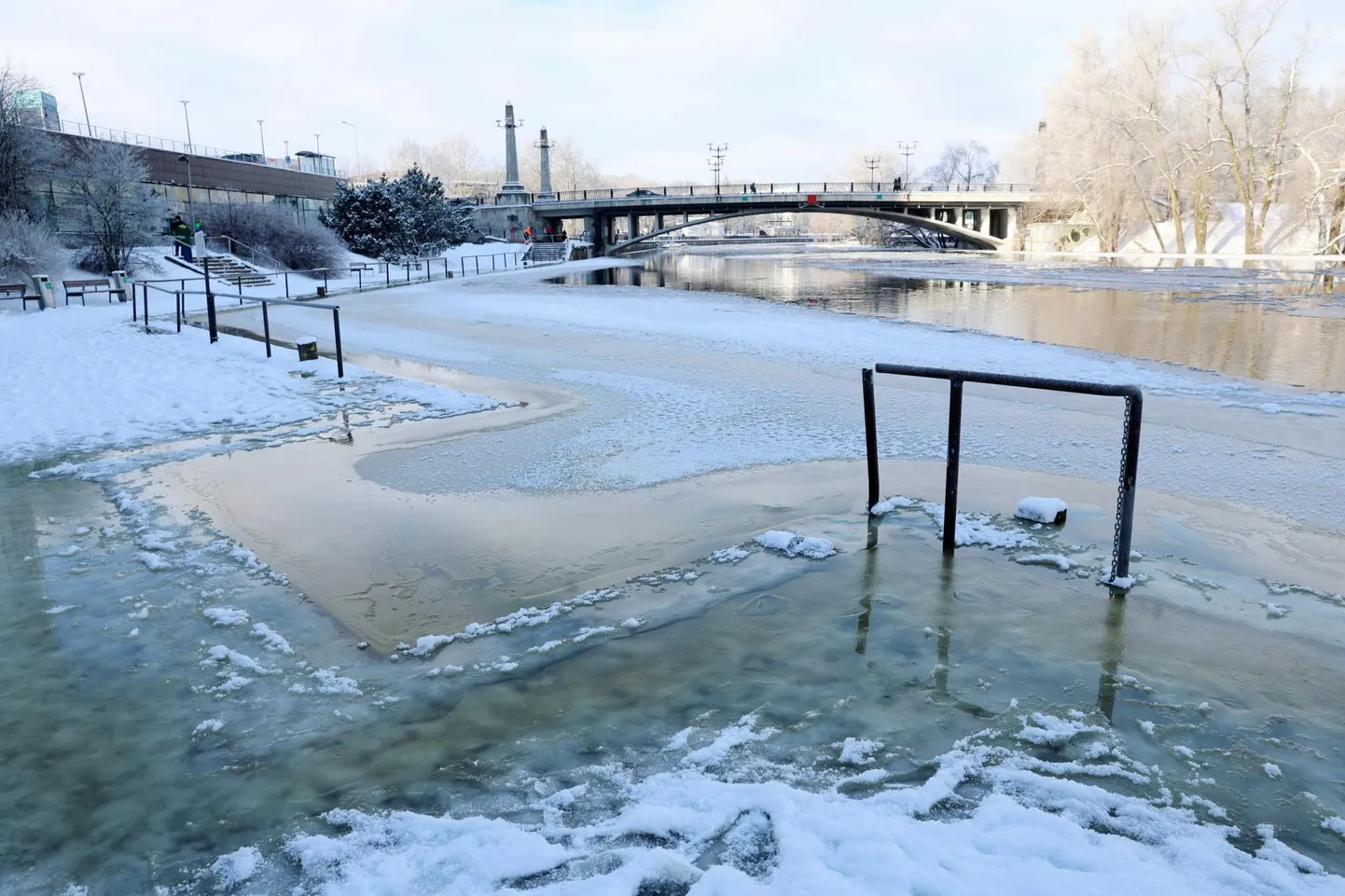 Eile hommikul kella 11 paiku oli Emajõe veetase Tartus 253 sentimeetrit ehk kriitilisest piirist lahutas vaid üks sentimeeter.