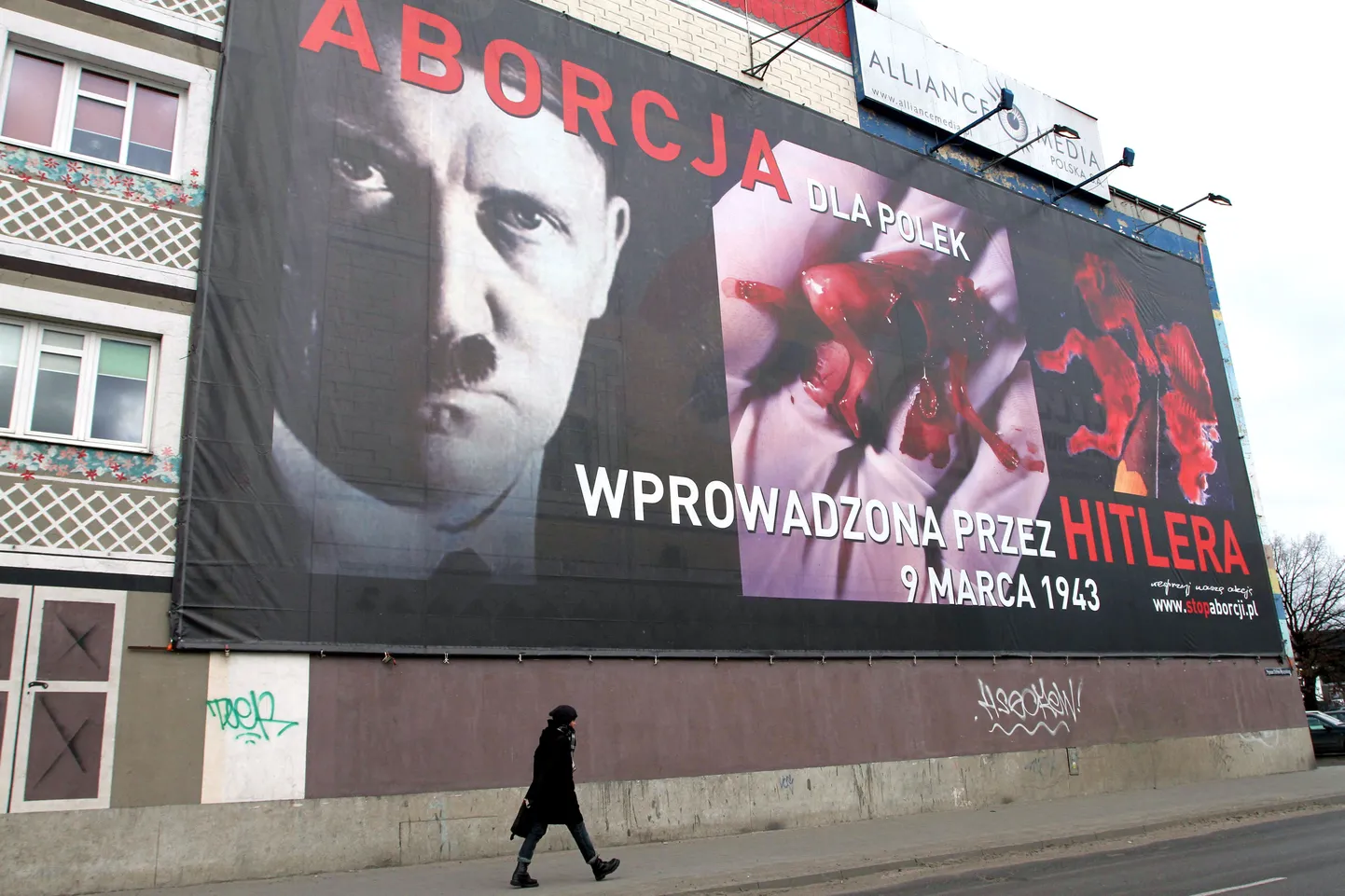 «Abordi tõi Poolasse Hitler 1943. aasta 9. märtsil,» ütleb see plakat, meenutusega, et natsid lubasid aborti neile, keda peeti alamateks inimesteks.
