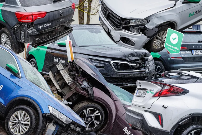 Автомобили, ожидающие ремонта на Bolt Drive перед ремонтной мастерской на улице Вяйке-Паала.