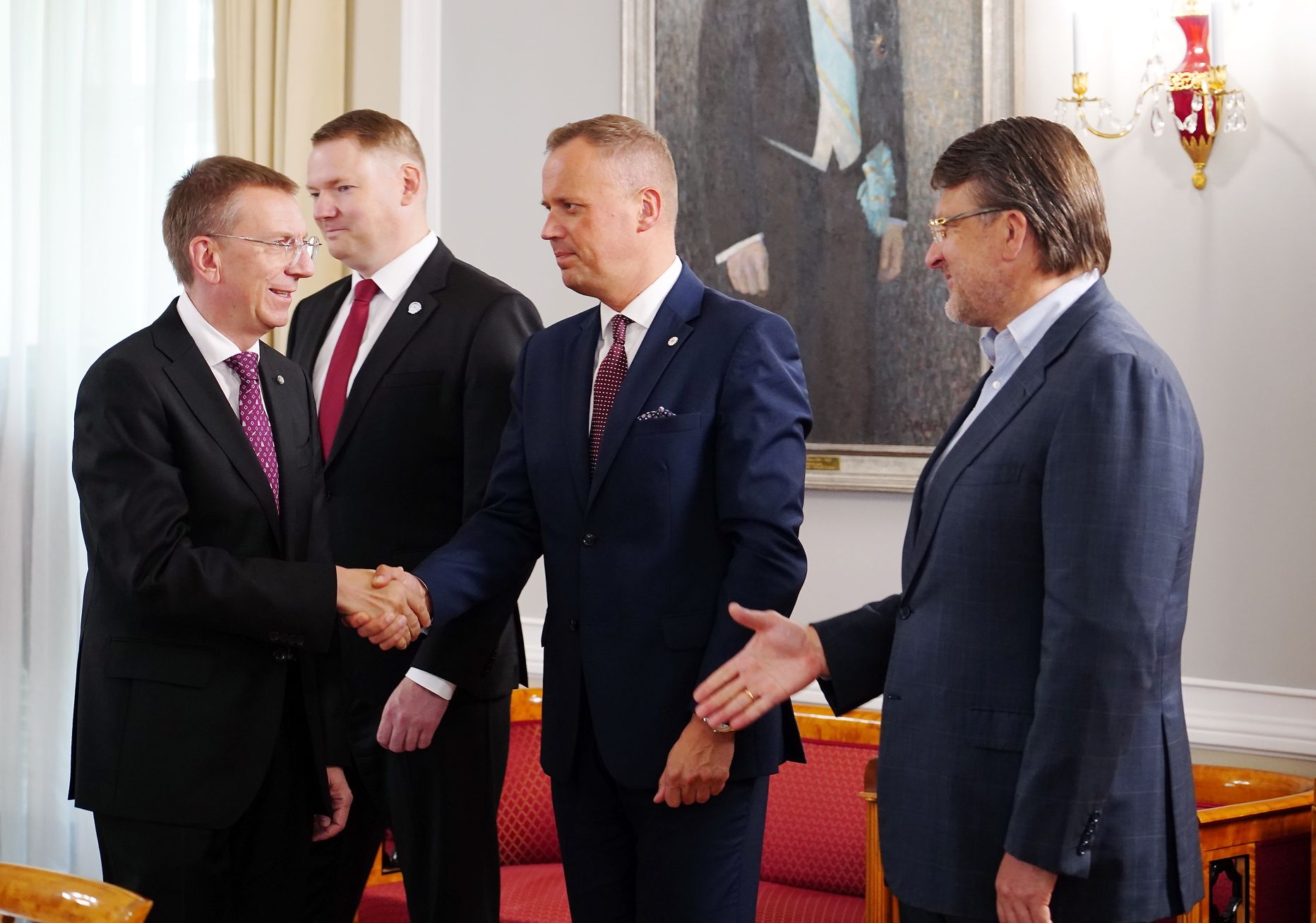 Valsts prezidents Edgars Rinkēvičs (no kreisās), Saeimas priekšsēdētājs Edvards Smiltēns, partijas "Apvienotais saraksts" Saeimas frakcijas vadītājs Edgars Tavars un partijas "Latvija pirmajā vietā" Saeimas frakcijas vadītājs Ainārs Šlesers tikšanās laikā Rīgas pilī.