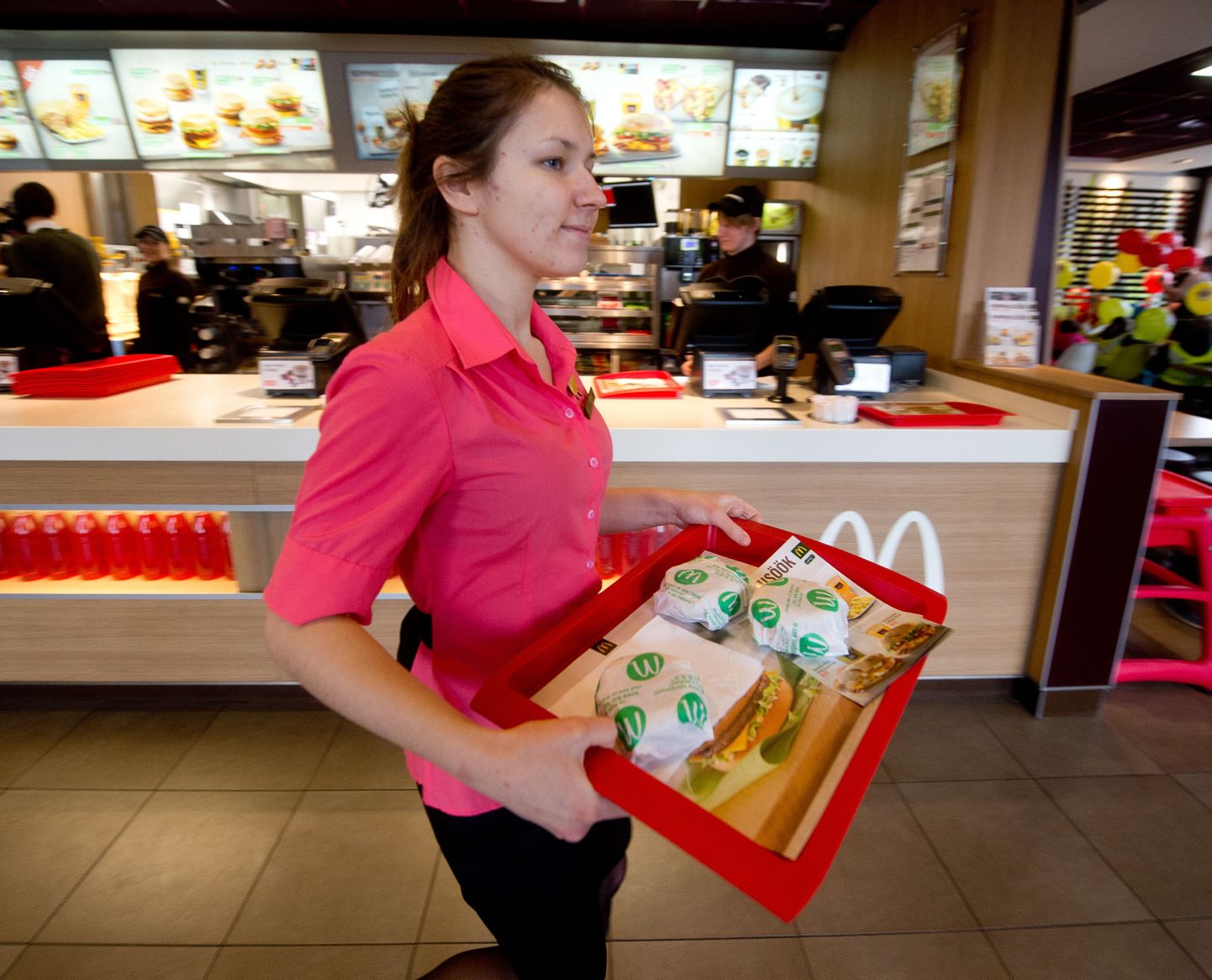 Paberkottide puudusel julgustab McDonalds serveerima toitu kandikul.