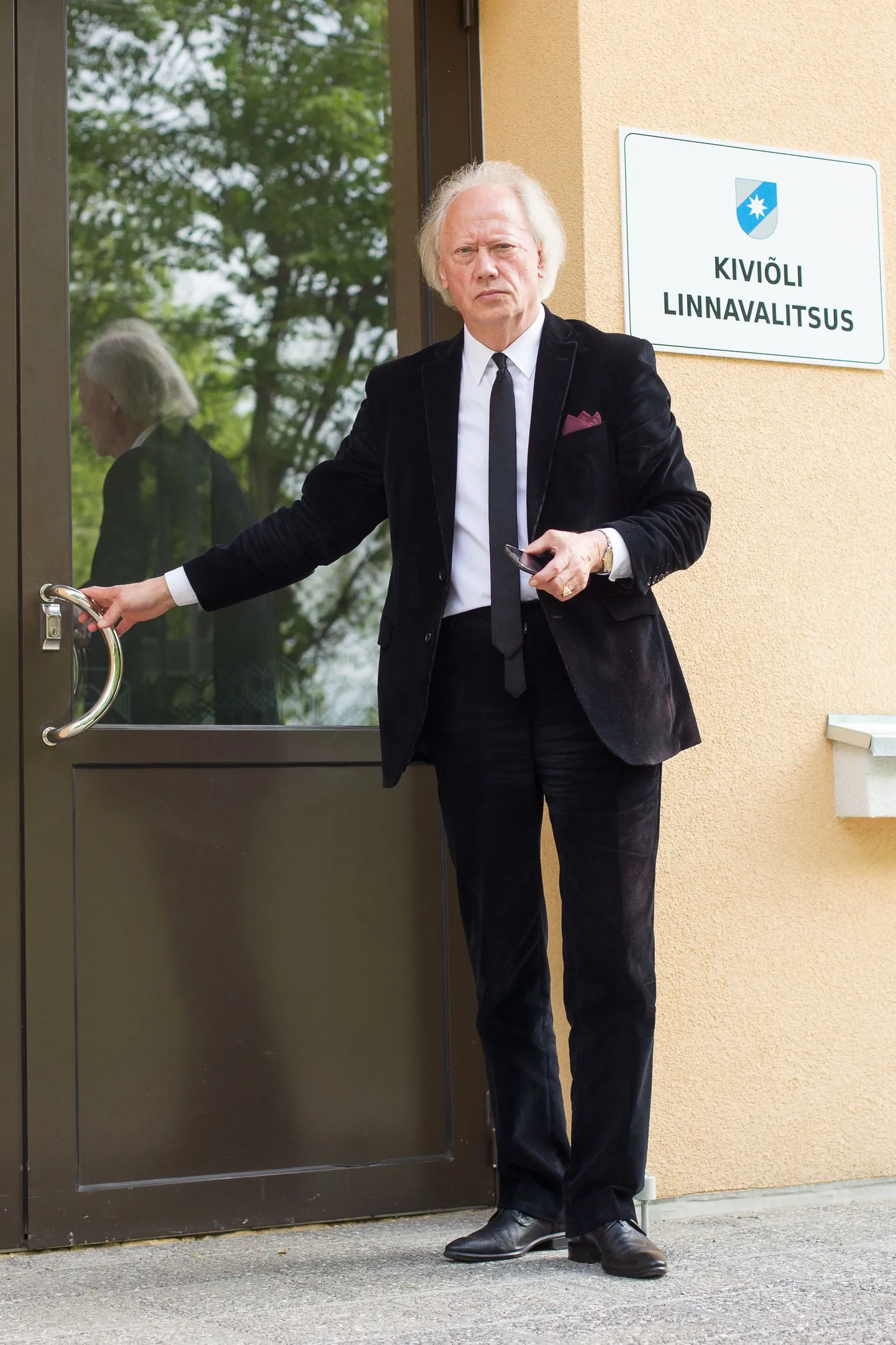 Kiviõli linnapea Nikolai Vojeikin linnavalitsuse hoone ees.