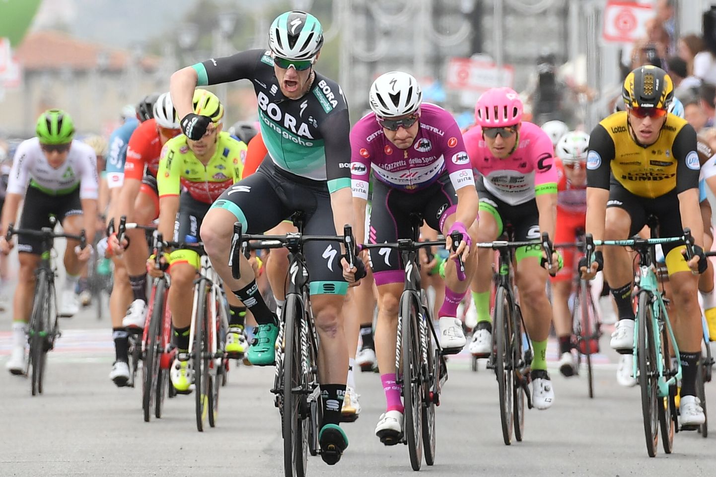 Sam Bennett võitis Giro seitsmenda etapi.