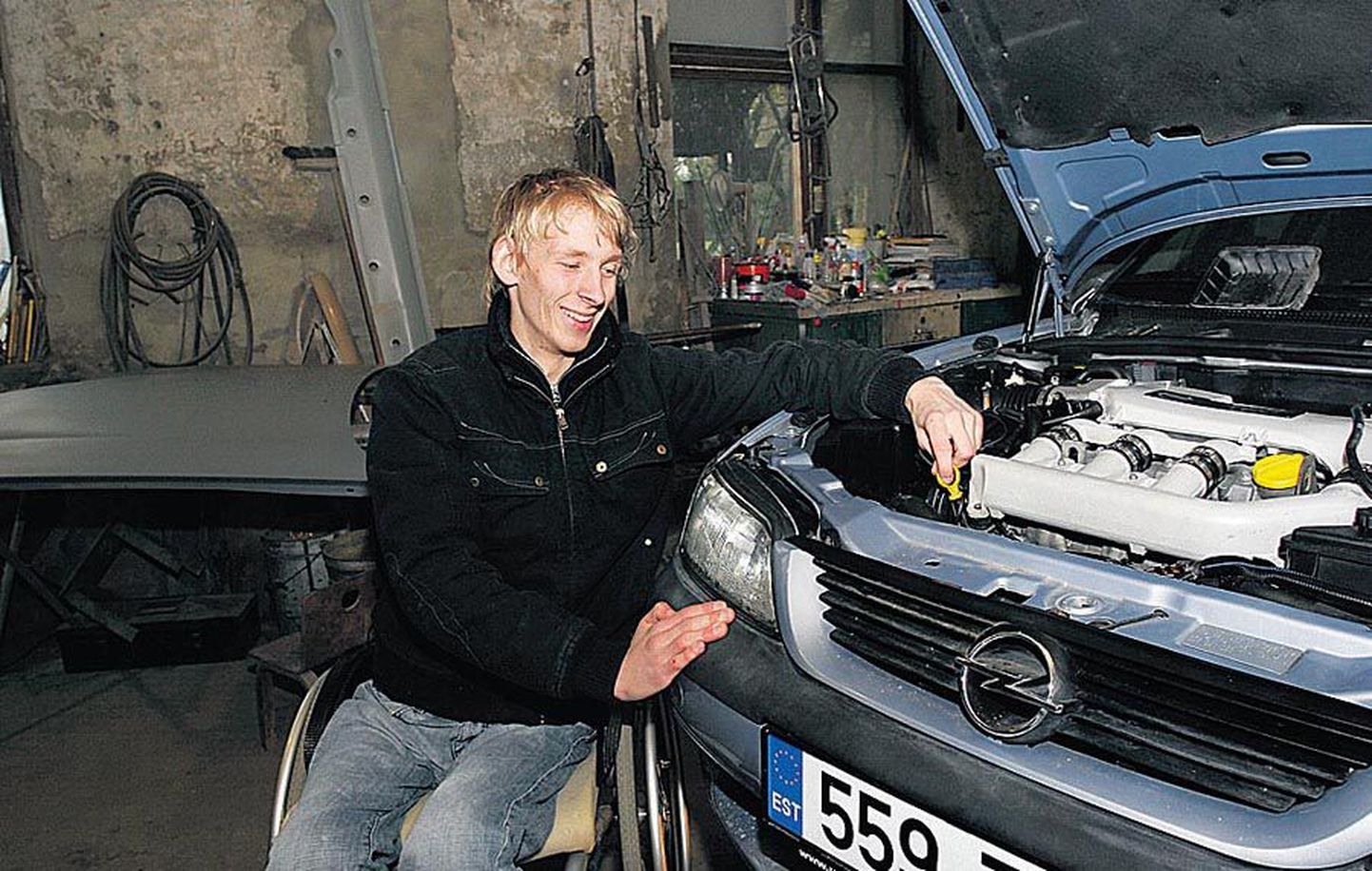Autotehnikuks õppinud Siim Kütt uurib oma Opeli hingeelu.