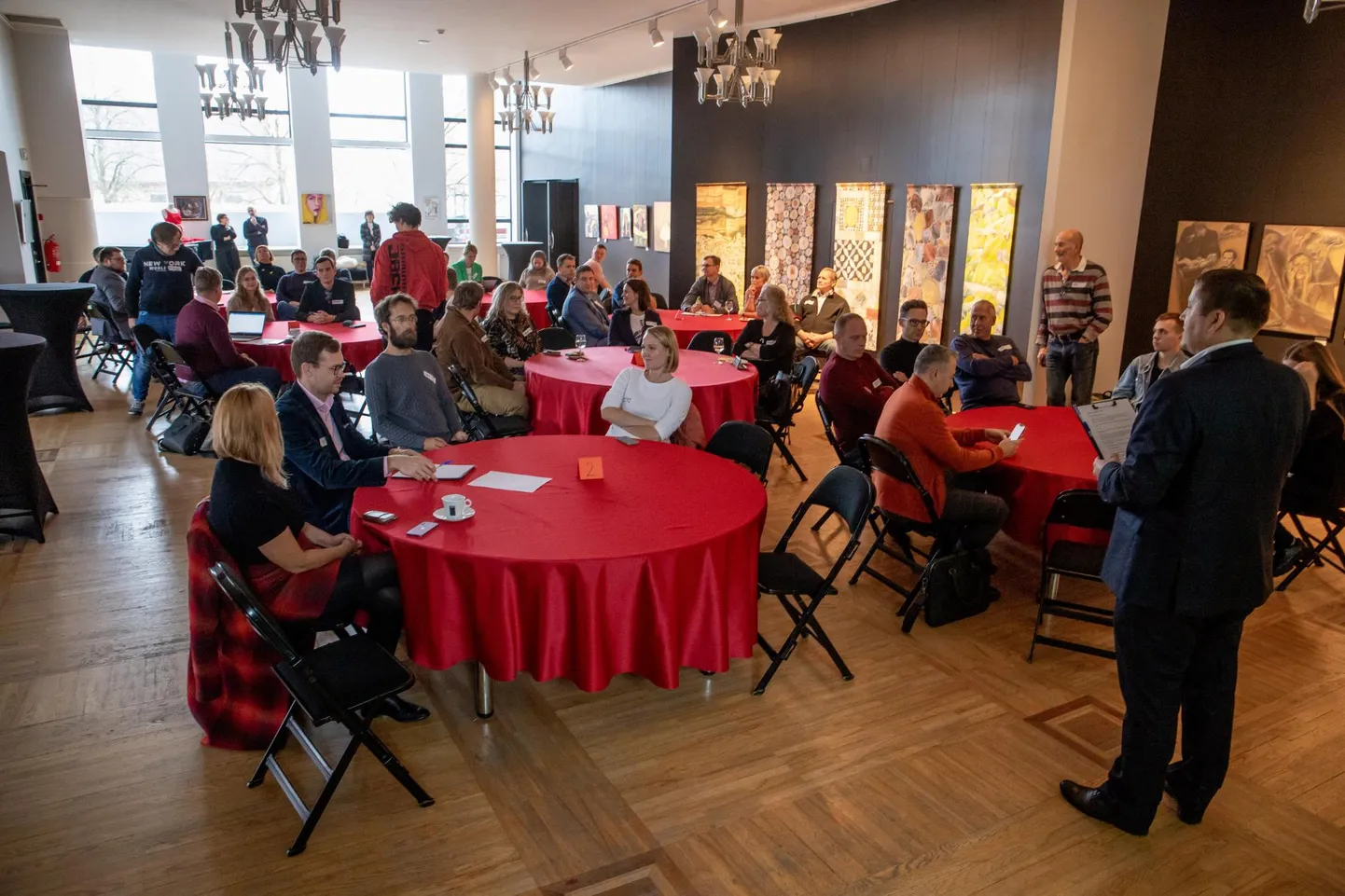 Pärnu Endla teatri sammassaalis jagati rahvas laudade vahel, millest üks oli reserveeritud linnas alaliselt elavatele välismaalastele.