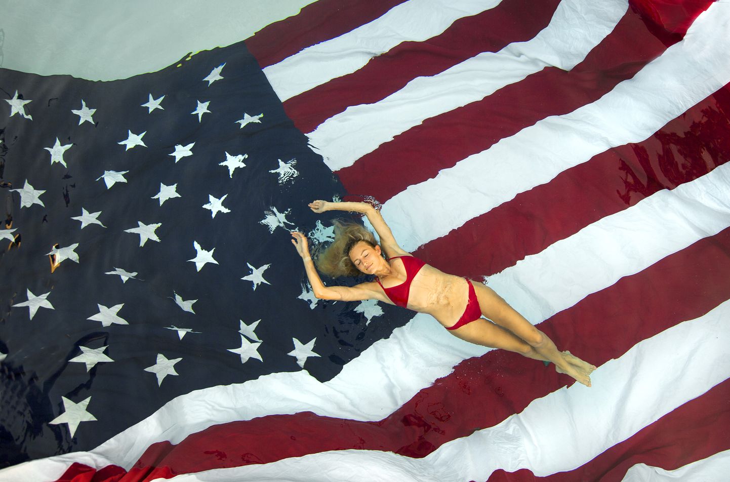 Bikiinides naine USA lipu kohal.