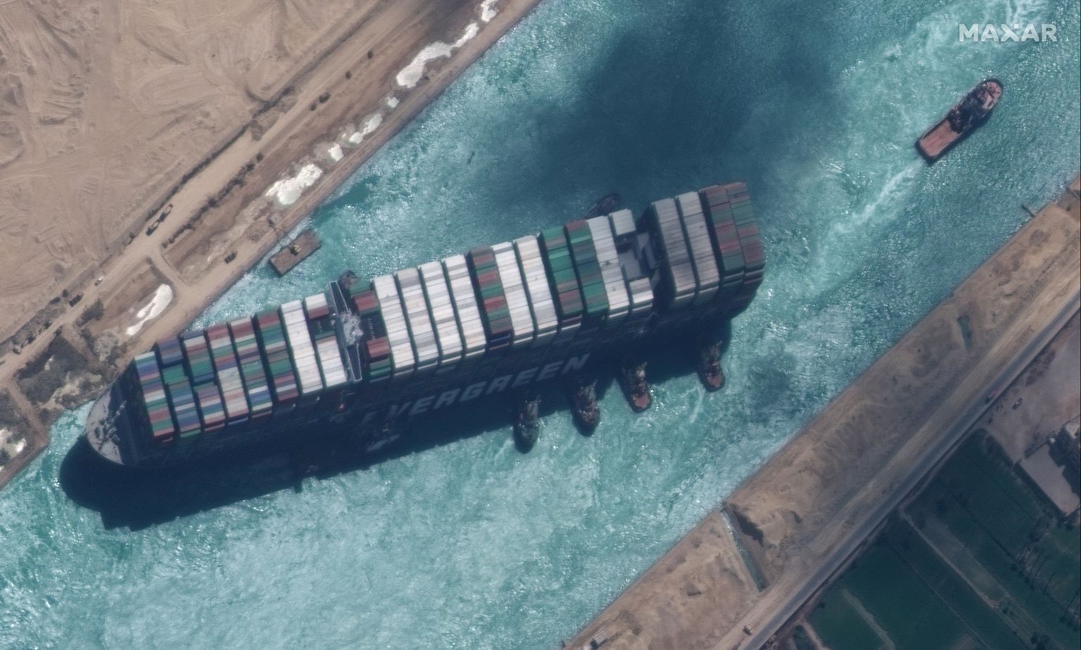Maxar Technologies  29. märtsi sateliidifoto, millel on näha konteinerlaeva Ever Given peaaegu risti Suessi kanalis
