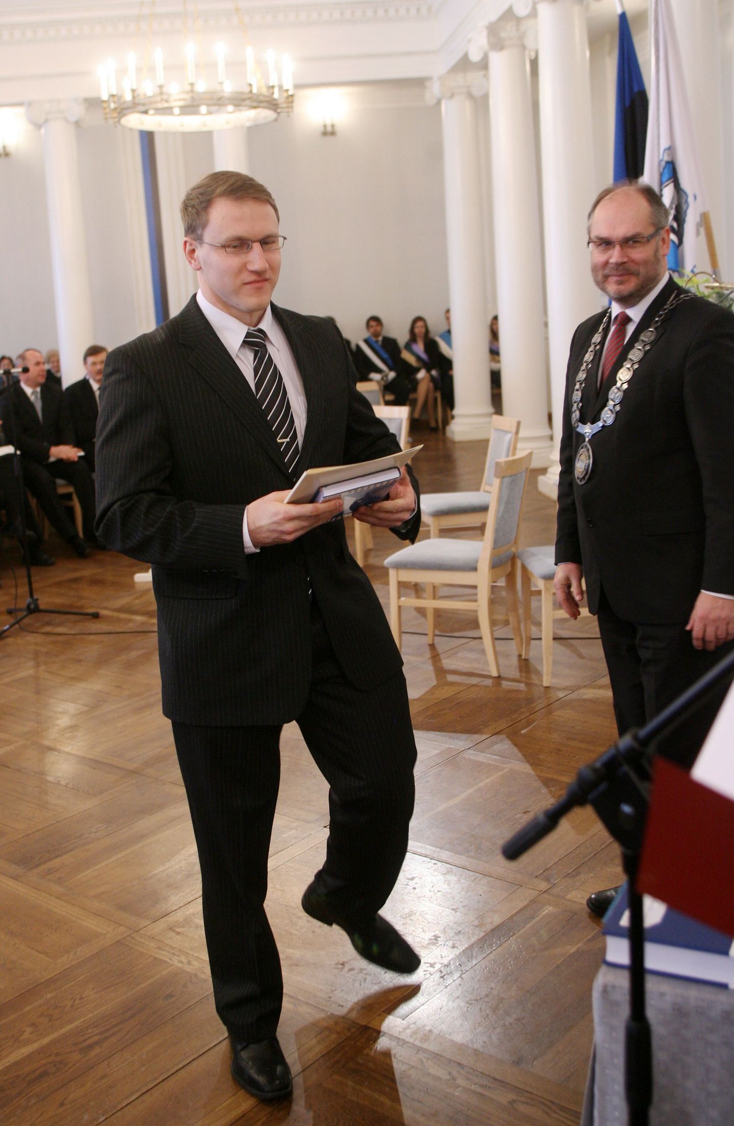 Septembrist Valga kohtumajas tööle asunud Erkki Hirsnik (vasakul)pälvis 2009. aastal ka Tartu Ülikooli teenetemärgi. Selle andis üle tollane rektor Alar Karis.