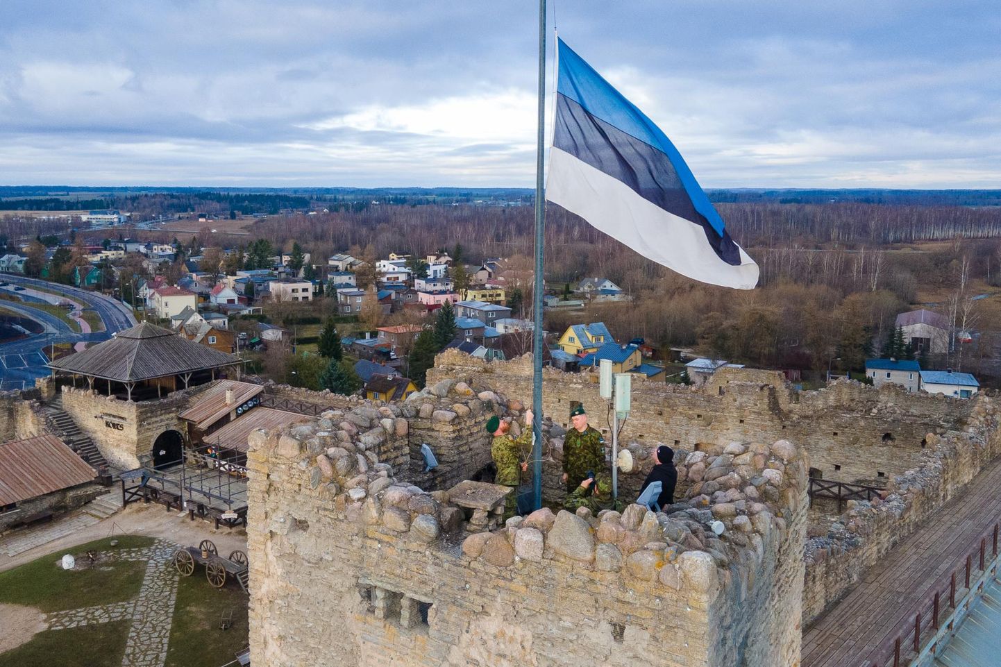 Aasta tagasi veteranipäeva puhul heisatud lipp Rakvere linnuses.