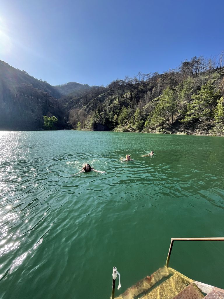 Rohelise kanjoni kruiisist osavõtjatel on võimalik järves ka ujuda.