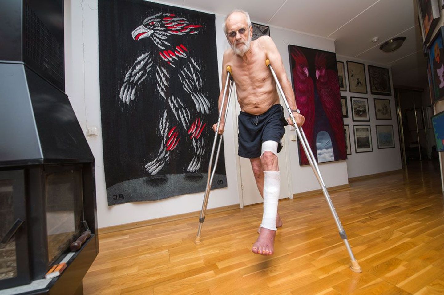 77-aastane Jüri Arrak liigub praegu karkudega. Omal jalgel hakkab ta taas kõndima ehk aasta pärast.