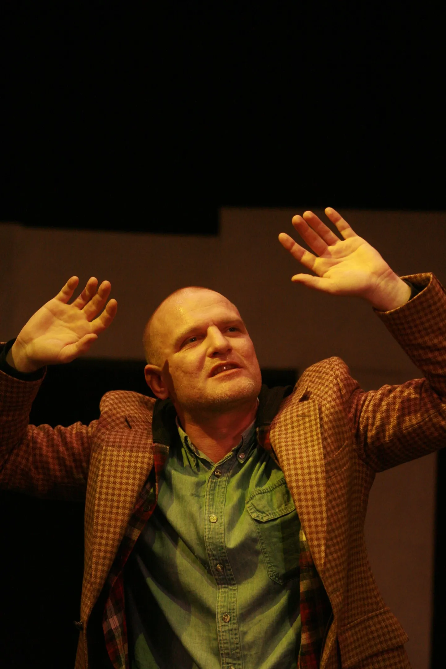Võru Linnateatri kunstiline juht ja lavastaja Tarmo Tagamets 1.detsembril viimast korda mängitavas lavastuses „Räägime asjast“.
