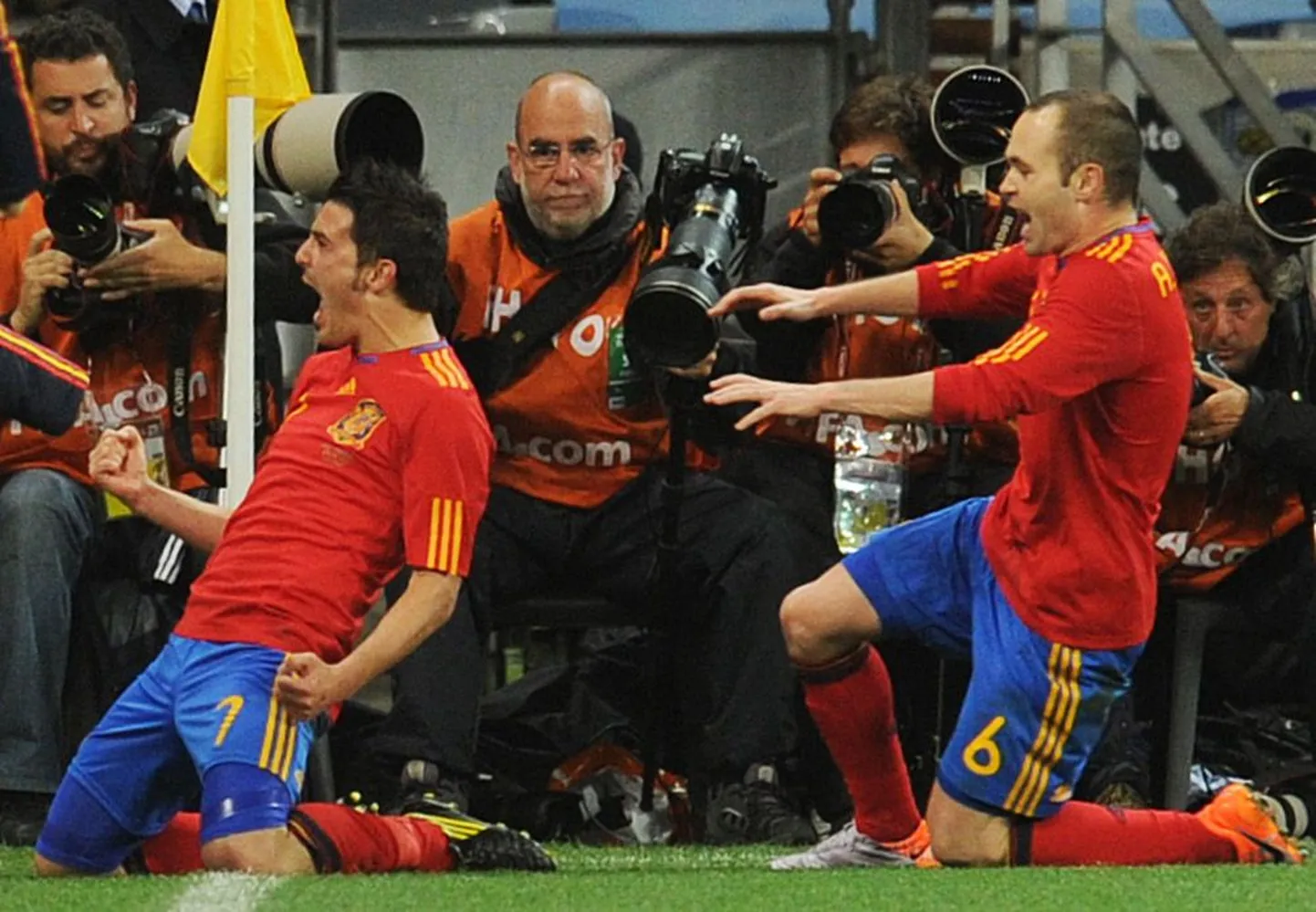 Kaheksandikfinaalis David Villa väravast (vasakul) Portugali alistanud valitsev Euroopa meister Hispaania on üks kolmest Euroopa meeskonnast, kes on MMil veel konkurentsi jäänud.