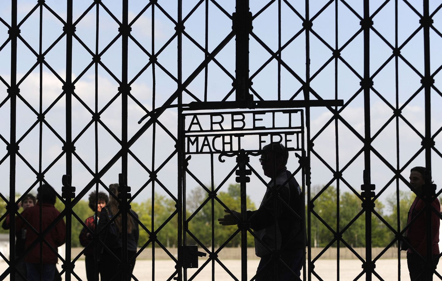 Dachau koonduslaagri värav, millel on kiri «Töö teeb vabaks»