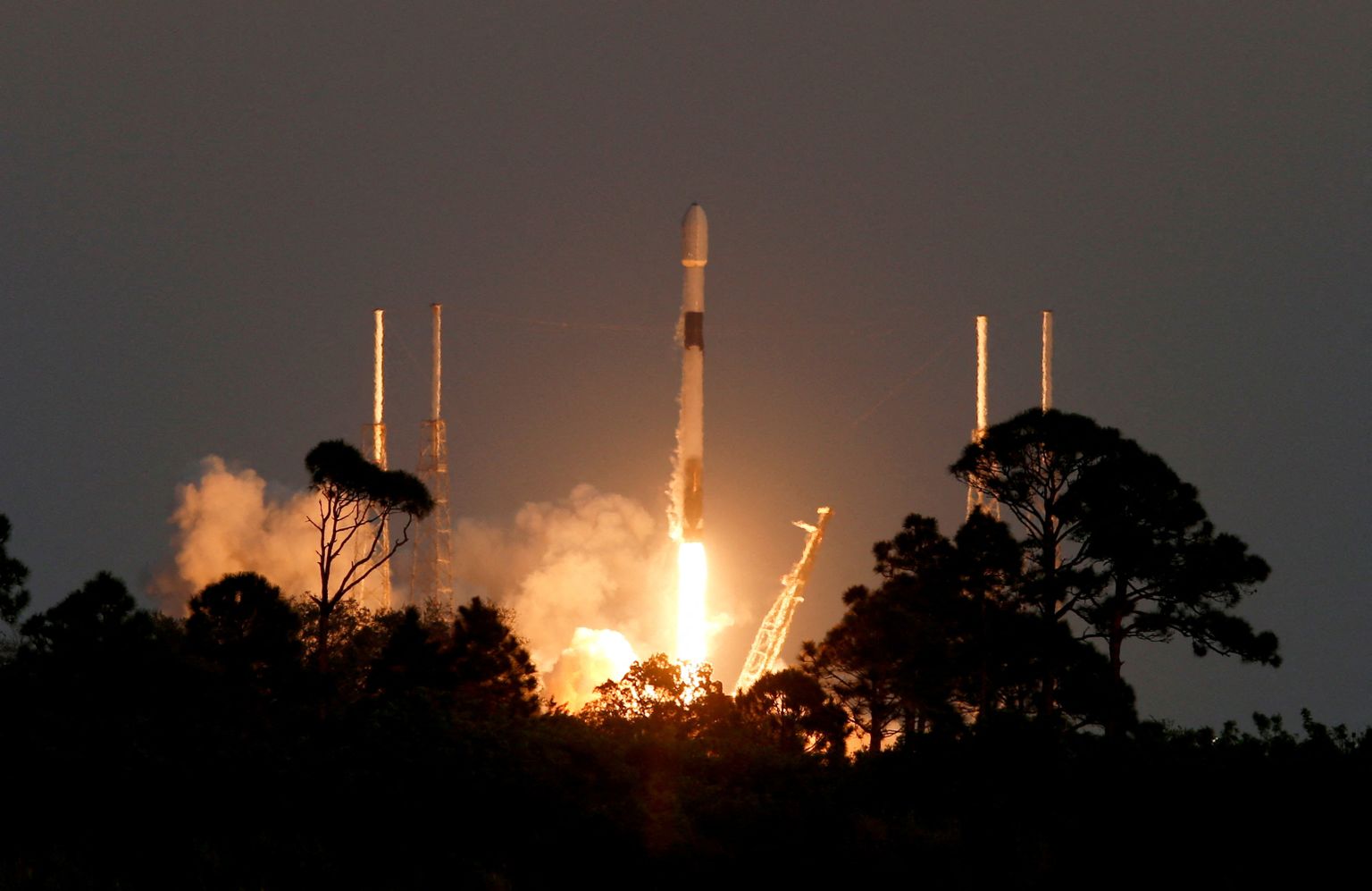 SpaceX-i Falcon 9 kanderakett koos 21 Starlinki satelliidiga startis Florida osariigis Canaverali neemel asuvast Kennedy kosmosekeskusest 27. veebruaril.