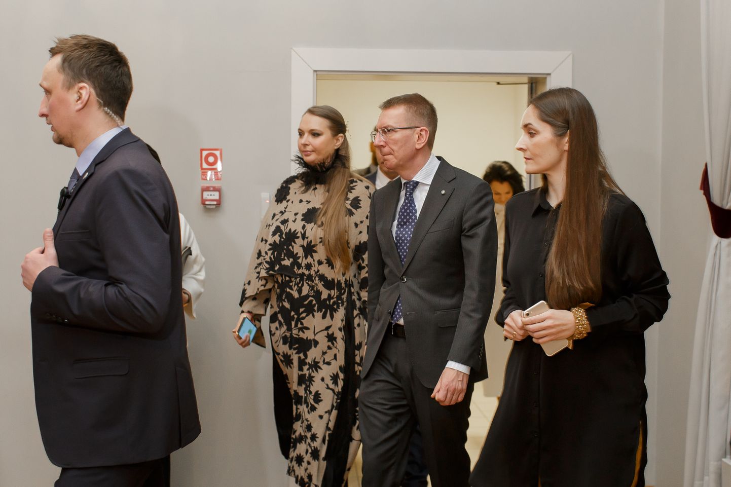 Čehova teātra vadītāja Dana Bjorka pavada Latvijas Valsts prezidentu Edgaru Rinkēviču.