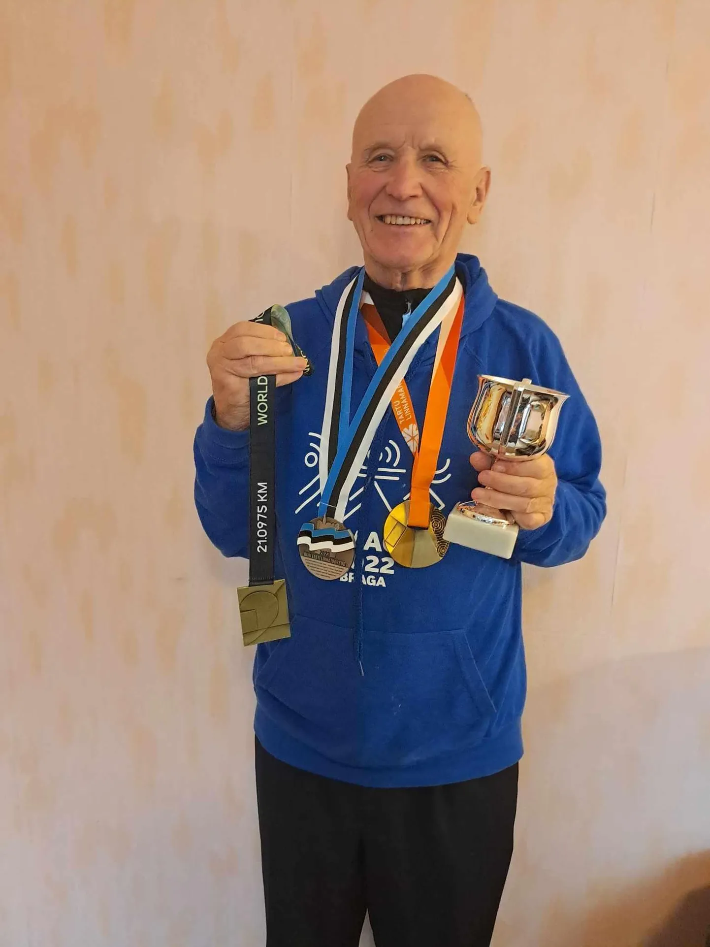 Põlvamaa spordiveteran Ilmar Tagel oma autasudega