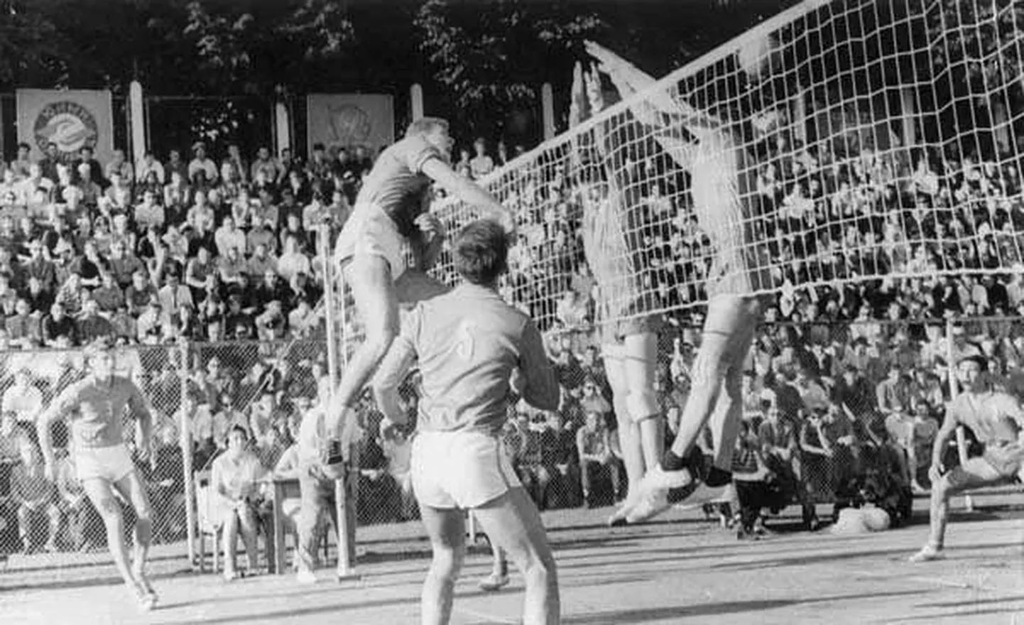 Võrkpallimäng 1960ndatel.