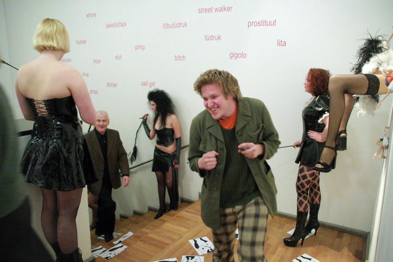 Sandra Jõgeva performance «Kadalipp» 2007. aastal kunstihoones. FOTO: