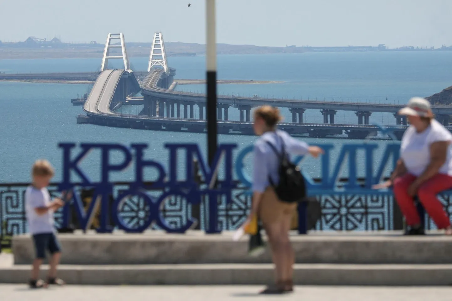 Inimesed eile Krimmis Kretšis kaldapealsel poolsaart Venemaa Krasnodari kariga ühendava silla lähedal. Droonirünnaku tulemusel on sild autoliiklusele suletud.