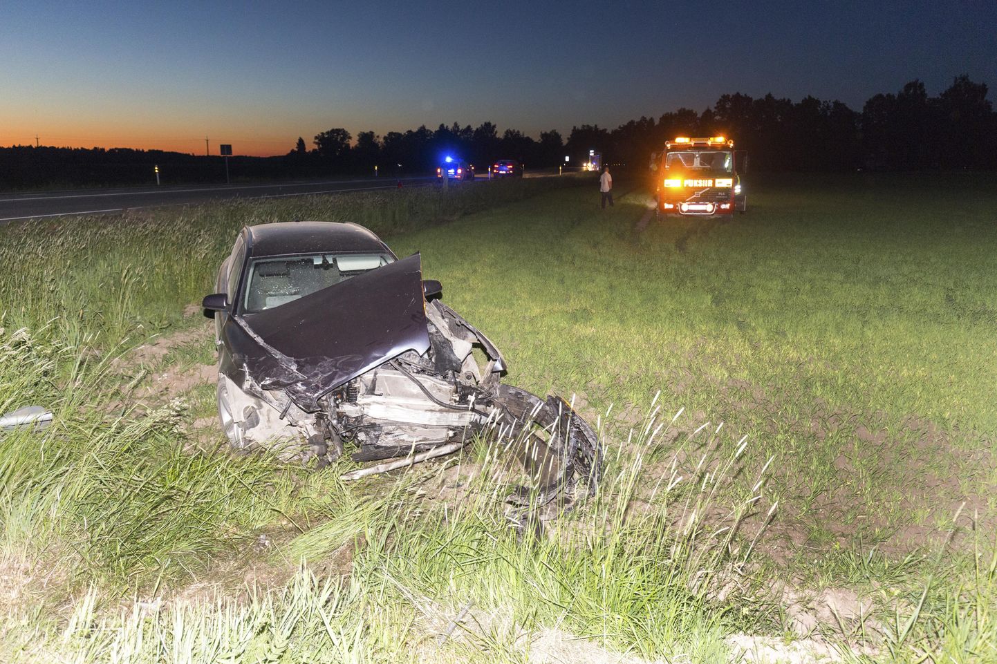 Õnnetuses purunenud Audi paiskus kokkupõrkest põllule.