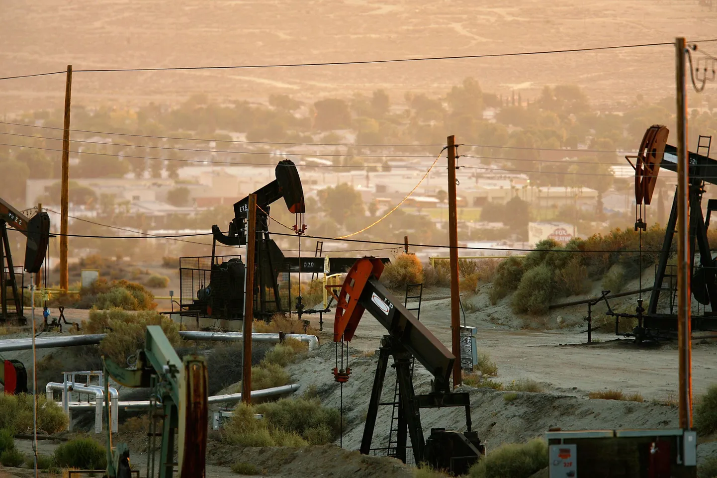 Chevroni naftapuurtornid Taftis California osariigis.