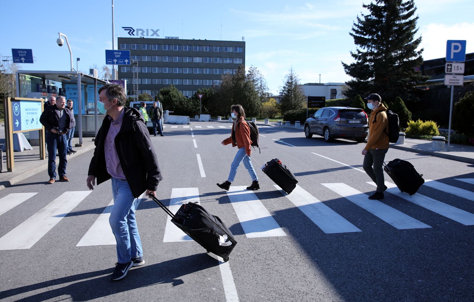 Pasažieri lidostā "Rīga", kuri koronavīrusa izraisītās slimības "Covid-19" krīzes laikā atgriezušies ar Latvijas nacionālās lidsabiedrības "airBaltic" repatriācijas reisu no Oslo Norvēģijā. Ilustratīvs attēls.