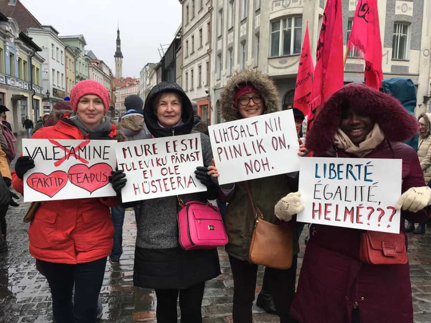 Anneli Lamp tütardega ning nende sõber Usoamaka Nigeeriast.
