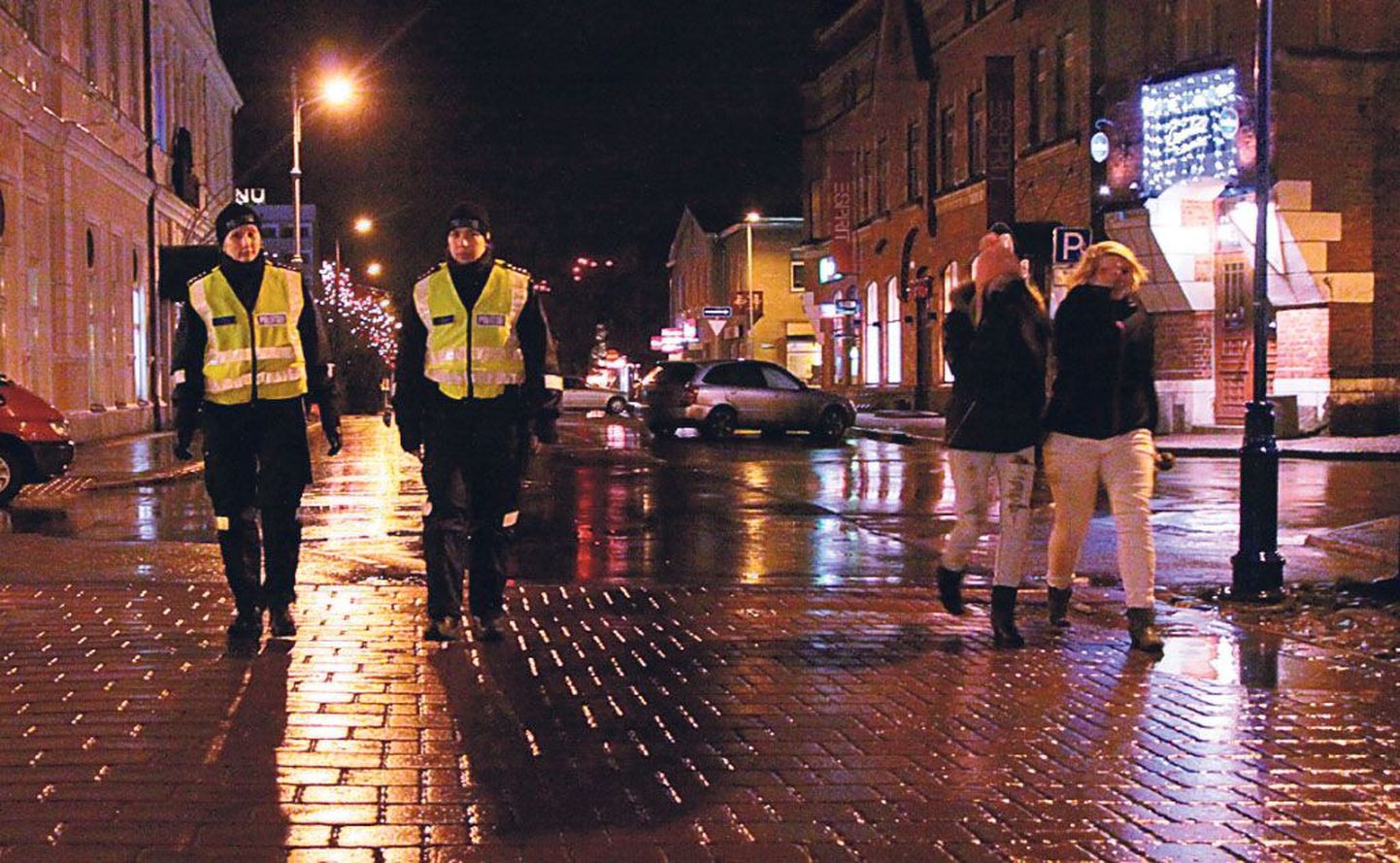 Rüütli tänav mattub õhtu saabudes pimedusse, mistõttu on üsna keerukas järgida politsei soovitust valida turvaliseks liikumiseks hästi valgustatud tänavaid.