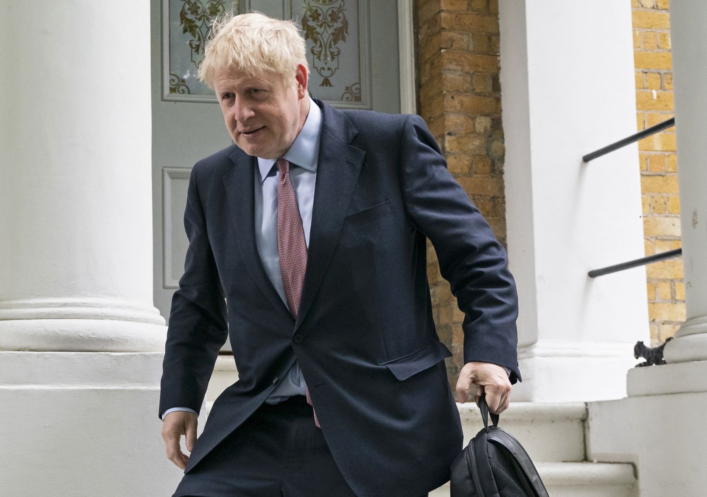 Konkurendid süüdistavad Boris Johnsonit debatist hoidumises.