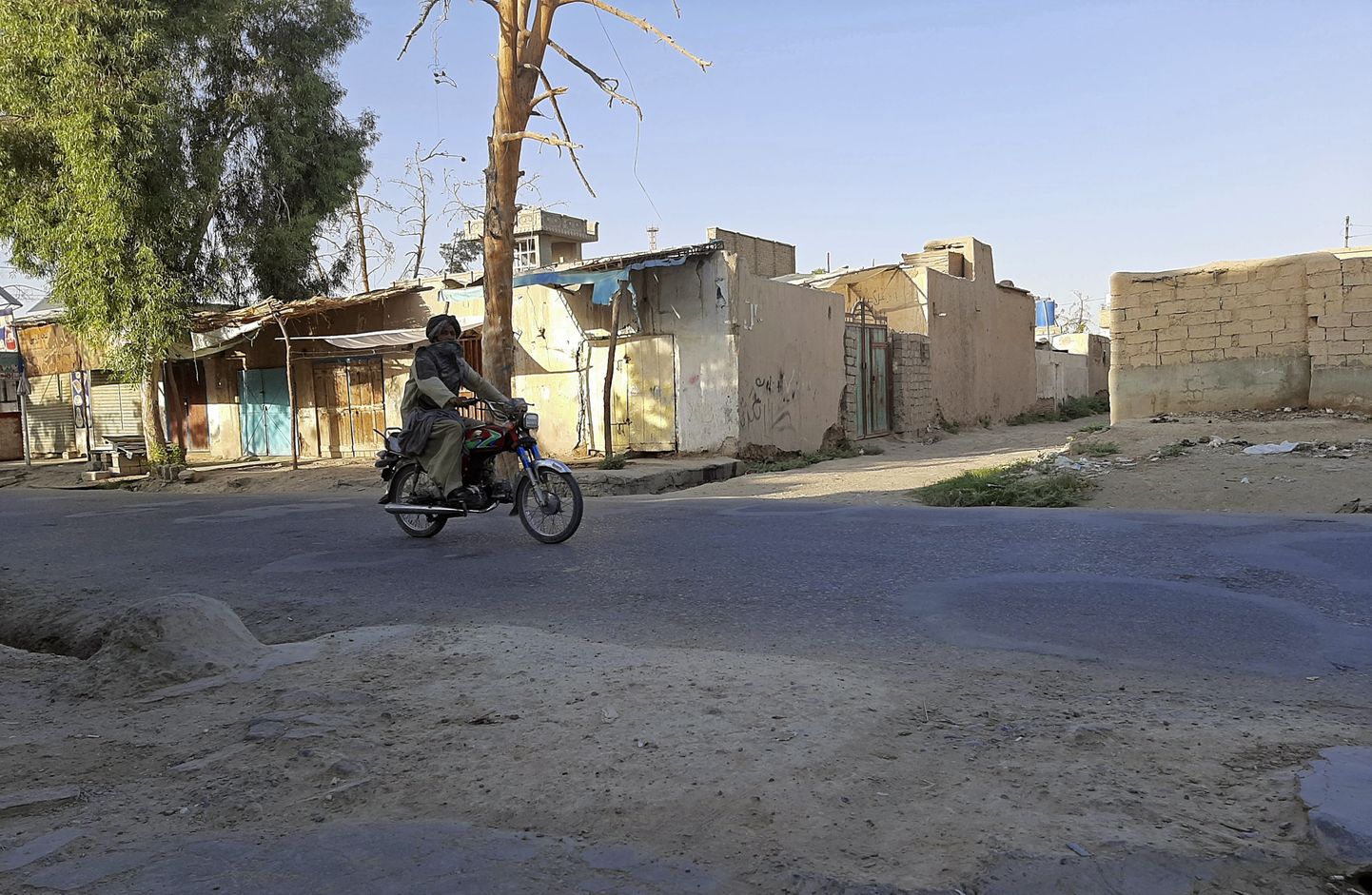 Afganistani mees mootorrattal Helmandi provintsis Lashkar Gah' linnas 3. august 2021.
