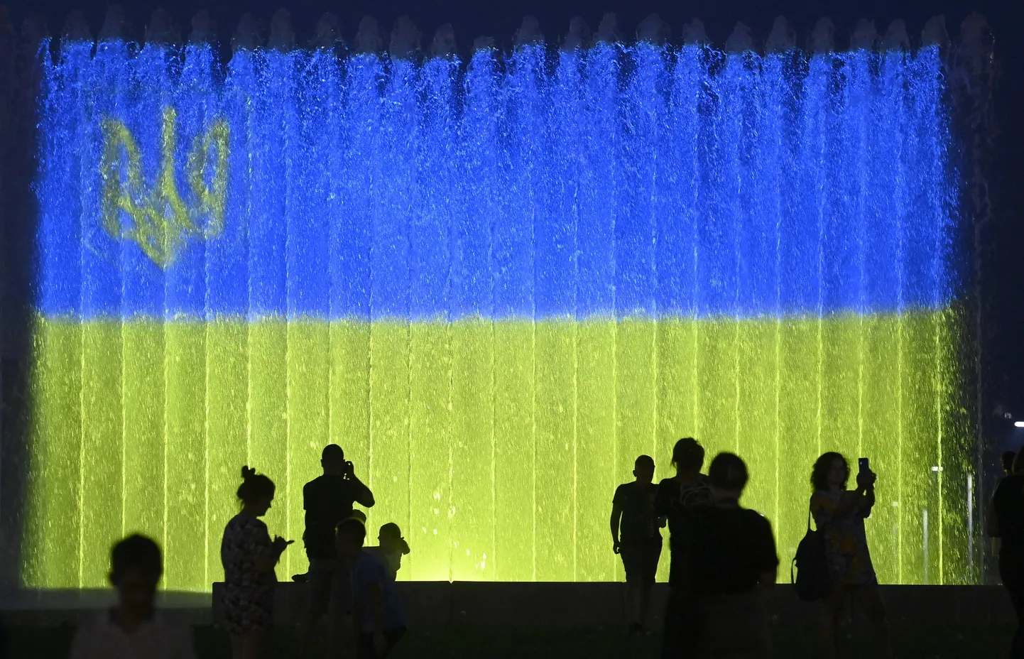 Ukraina lipuvärvides valgustatud purskkaev.