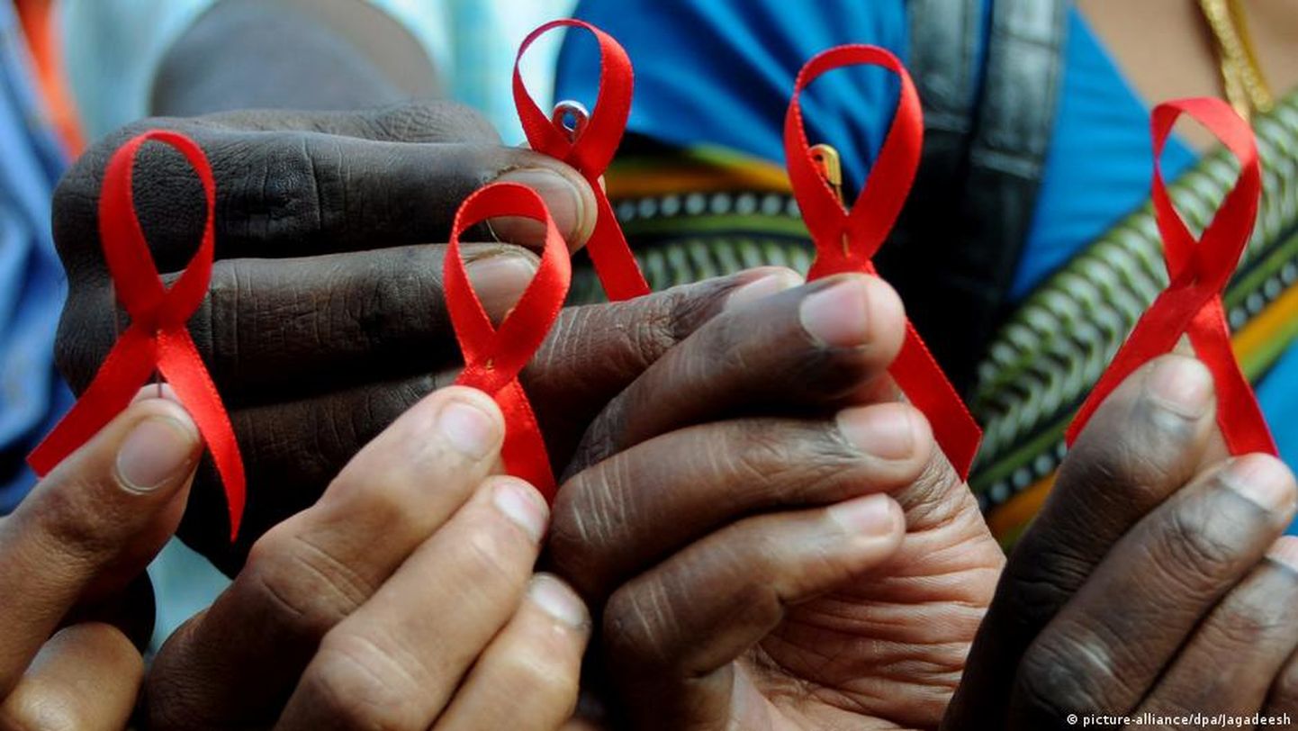С 1991 года красная ленточка является символом солидарности с ВИЧ-инфицированными.