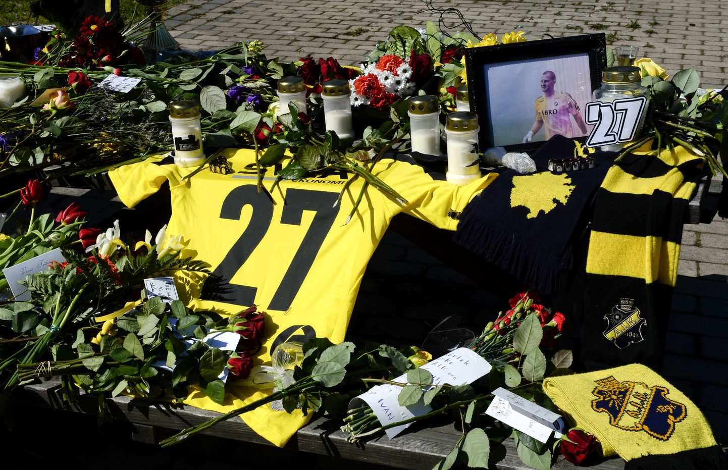 Stockholmi AIKi fännid on toonud klubi hoonete juurde jalgpalluri mälestuseks lilli.