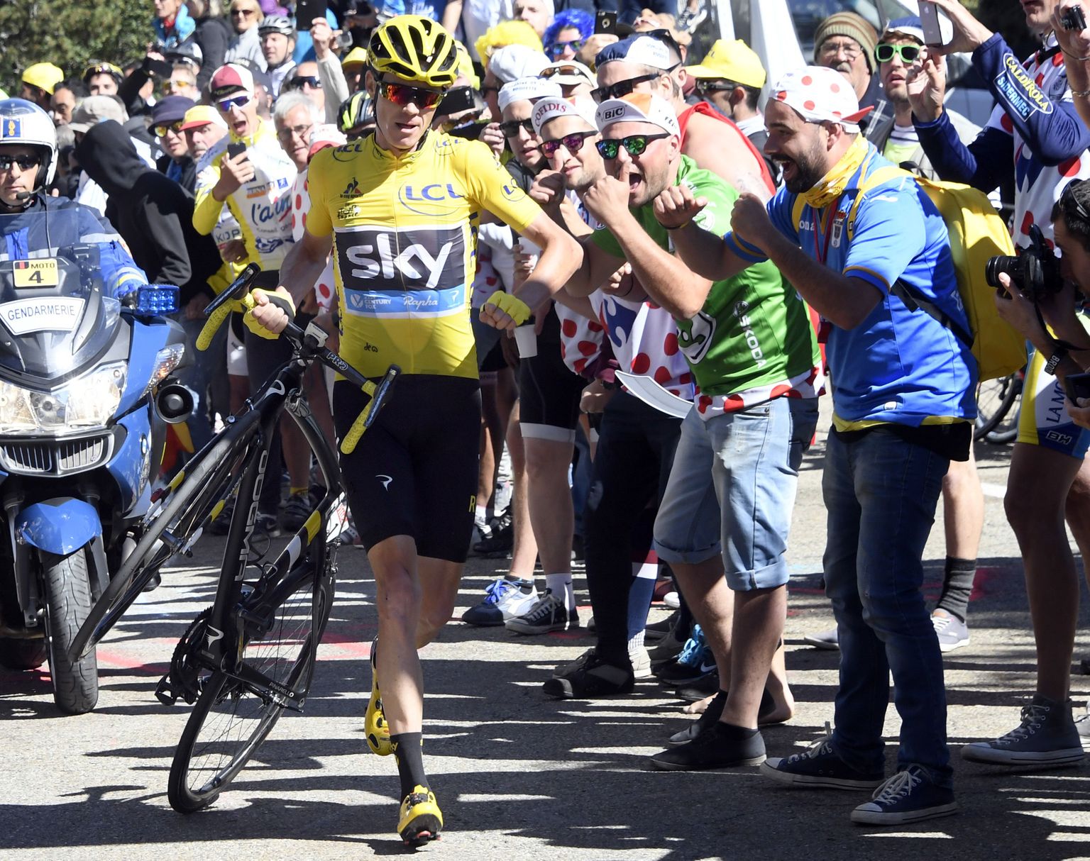 Chris Froome Tour de France'i 12. etapi finiši poole jooksmas.