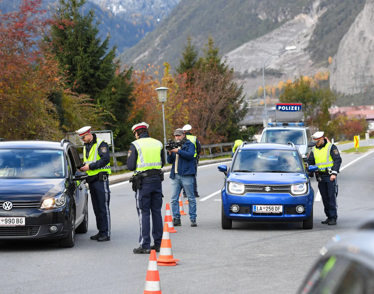 Austria politsei kontrollib piirangute ajal liiklejaid.