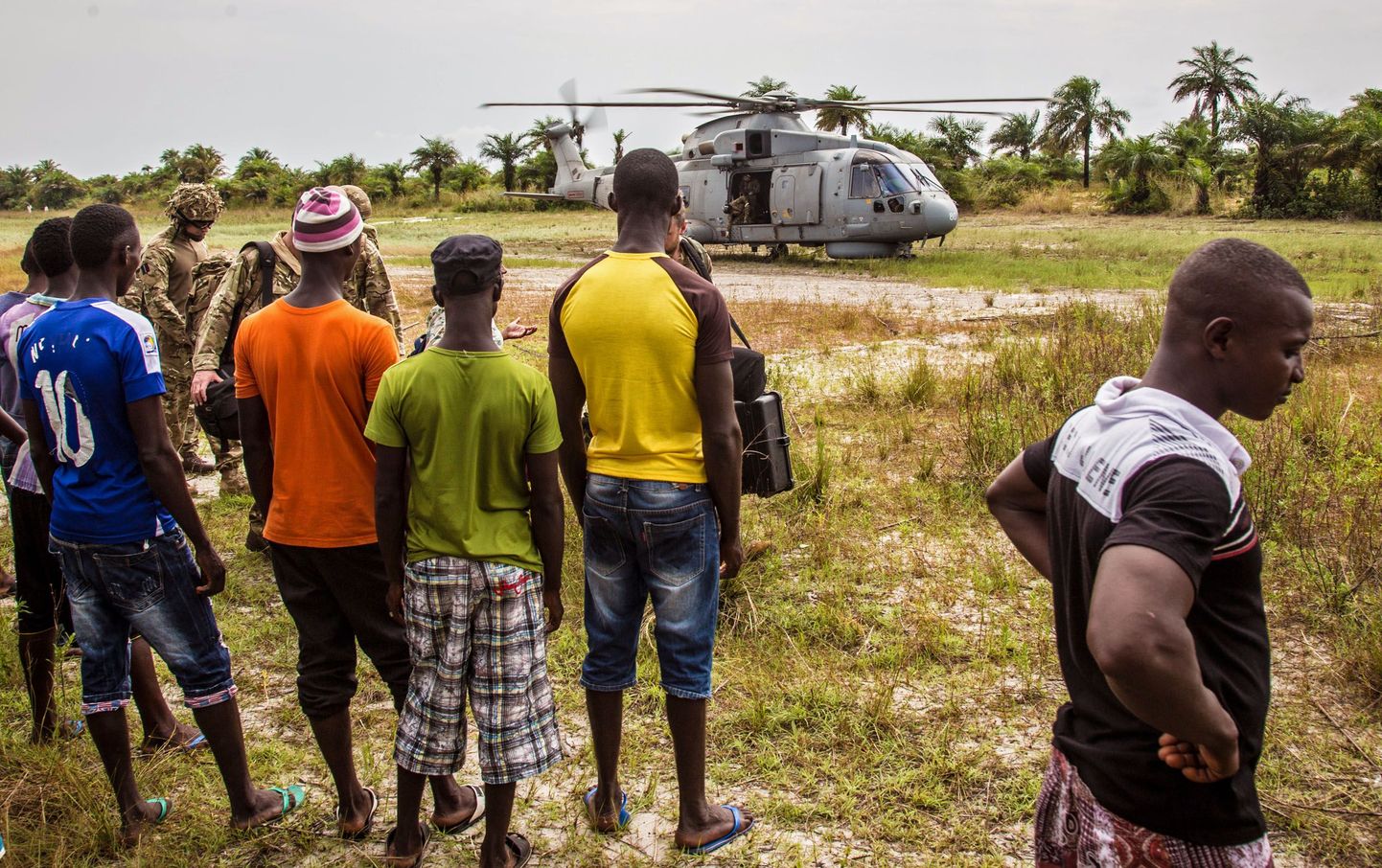 Люди ждут гуманитарную помощь. Сьерра-Леоне.