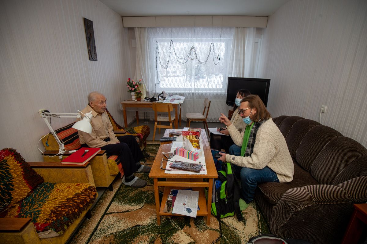 Artur Metsiku hubases elutoas kuulavad elu näinud meest Kolõma artiklite raamatu kokku pannud Jüri Kaldmaa, samuti ajakirjanik Aime Jõgi.