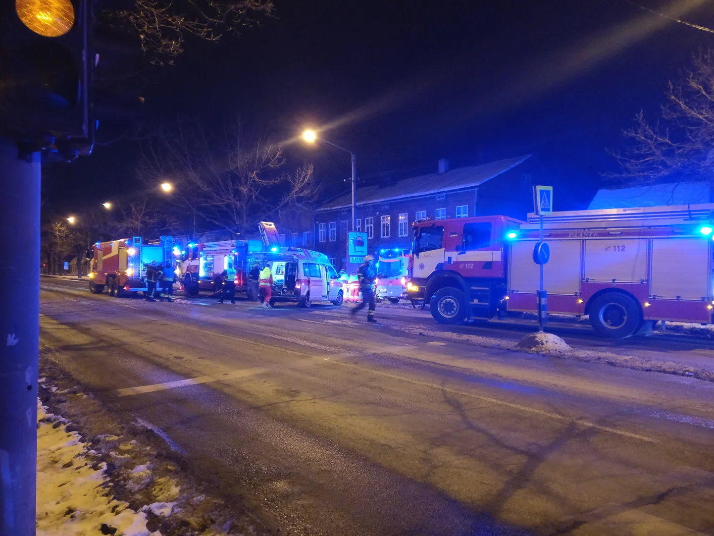 Häirekeskus sai pühapäeva õhtul kella 23 aegu teate, et Pärnus Riia maanteel on kahekorruselise puidust kortermaja esimesel korrusel tulekahju.