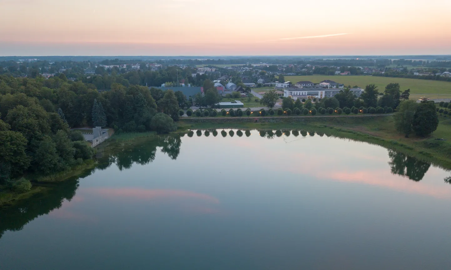 Raadi järv on maaliline ja kaunis, aga iga vesi kätkeb endas ohtu inimesele, kes oma võimeid üle hindab, mõne reegli vastu eksib või keda tabab ebõnn.
