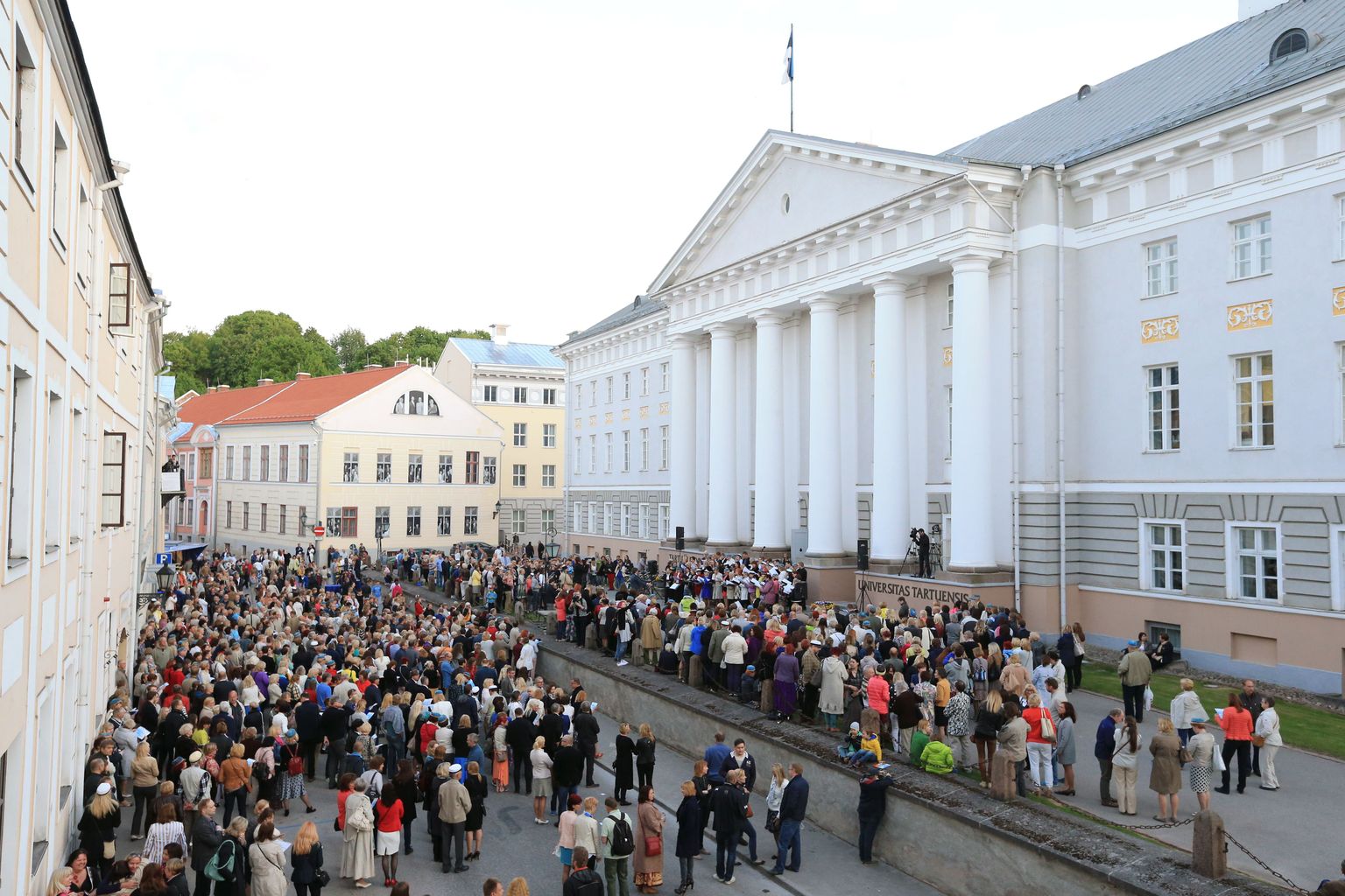 Vilistlased kogunesid laupäeva õhtul Tartu Ülikooli peahoone ette ühislaulmisele.