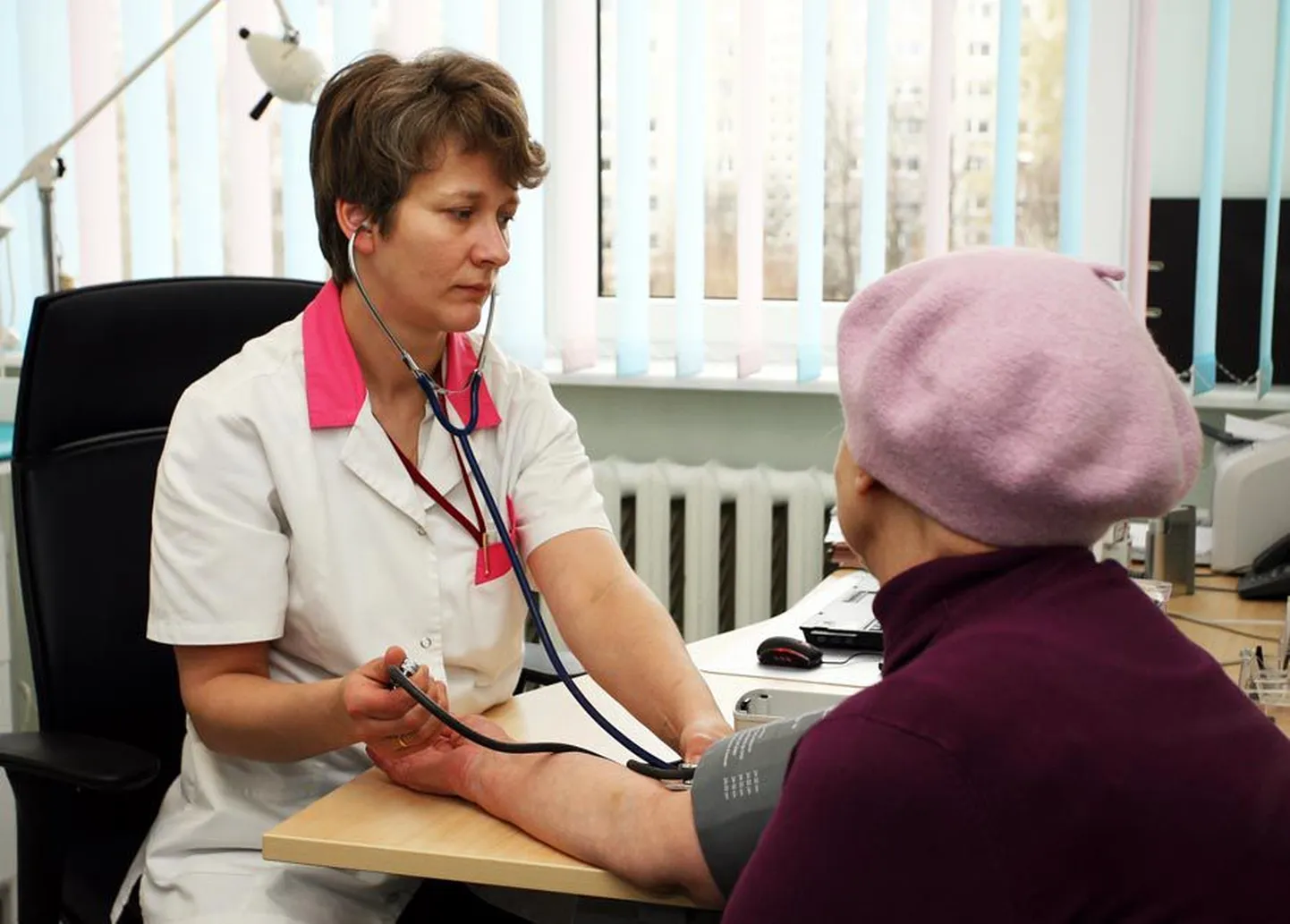 Personaalne meditsiin võimaldab haigusi ennetada. Pildil mõõdab eaka patsiendi vererõhku Järveotsa perearstikeskuse arst Diana Ingerainen.
