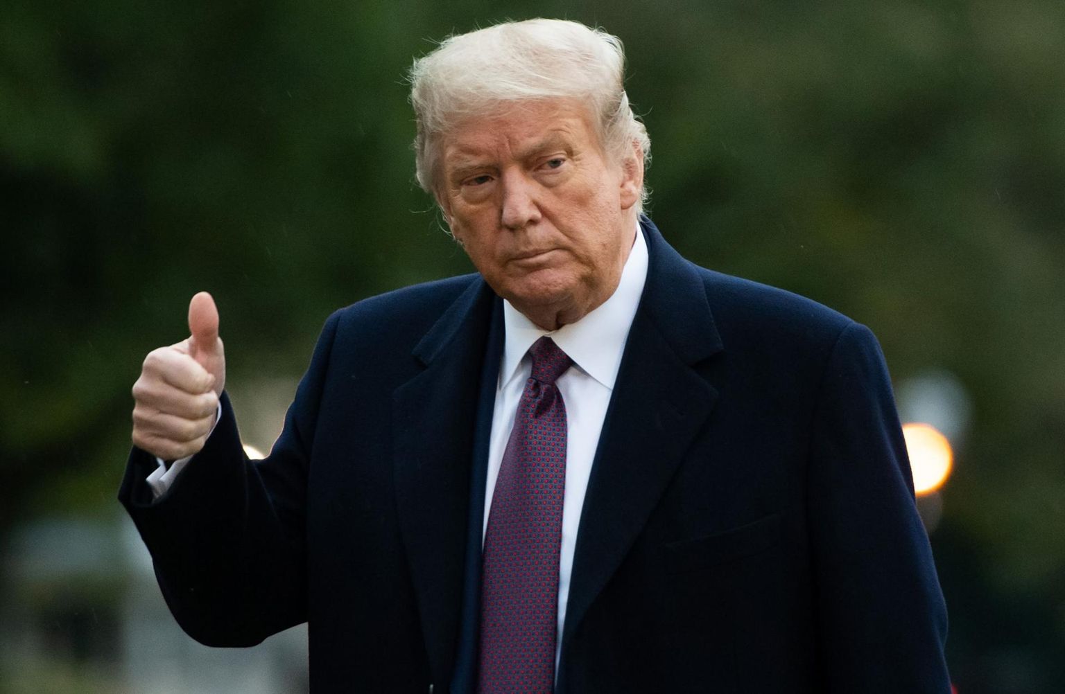 USA president Donald Trump saabumas Valgesse Majja neljapäeva õhtul mõni tund enne seda, kui ta teatas positiivse koroonaproovi andmisest.